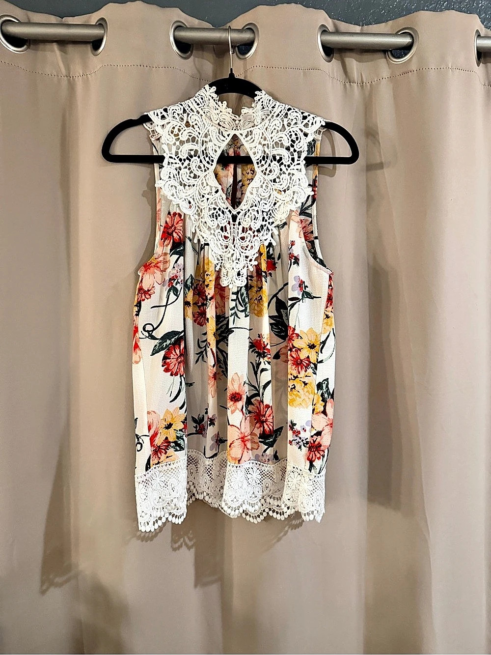 Entro Floral Lace Tank Top in Cream Medium Like New